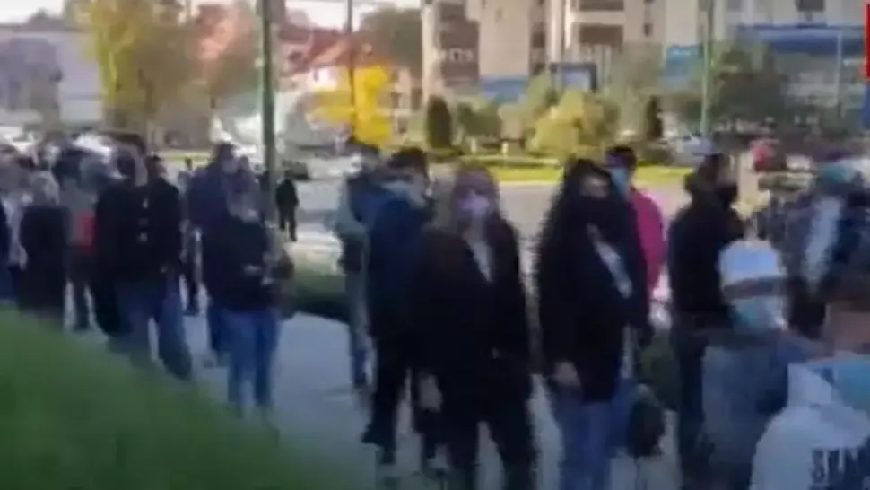 VIDEO Îmbulzeală la un mall din Brașov, în plină pandemie. Oamenii au stat la coadă