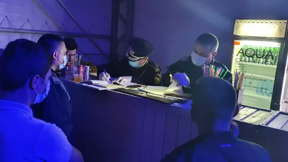 FOTO Petrecere într-un club din Corabia, oprită de jandarmi și polițiști