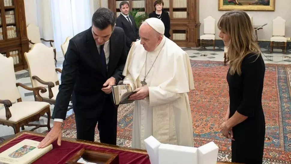 Papa Francisc, alături de premierul spaniol Pedro Sanchez și soția acestuia, fără mască de protecție, la Vatican Foto: Twitter.com