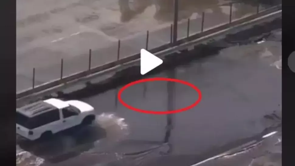 VIDEO Strada părea inundată însă șoferul a crezut că poate trece. Ce a apărut din apă, din senin, e șocant