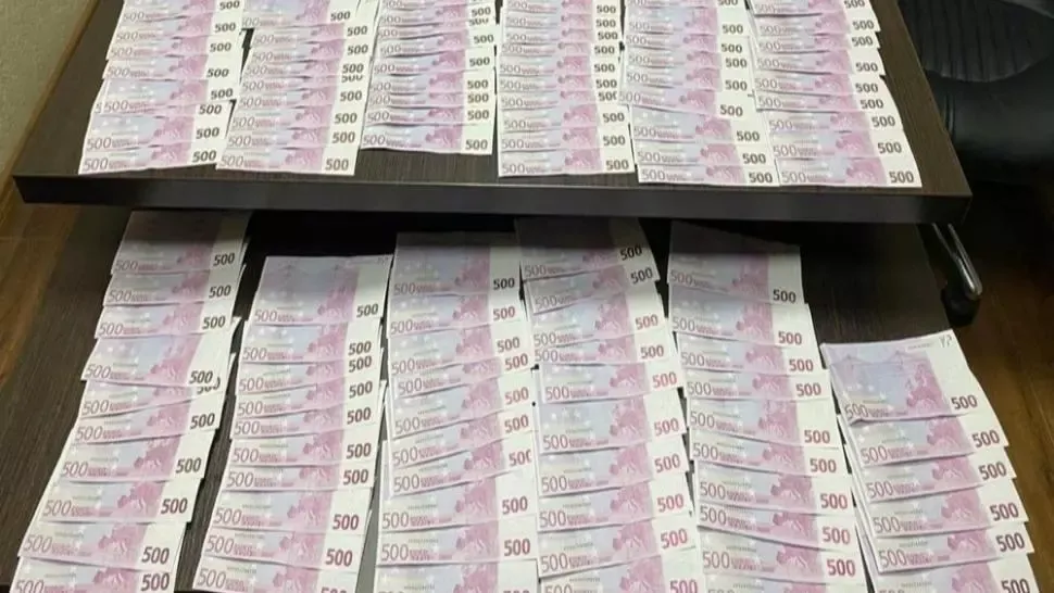 Peste 60.000 de euro falși, puși în circulație pe teritoriul Republicii Moldova