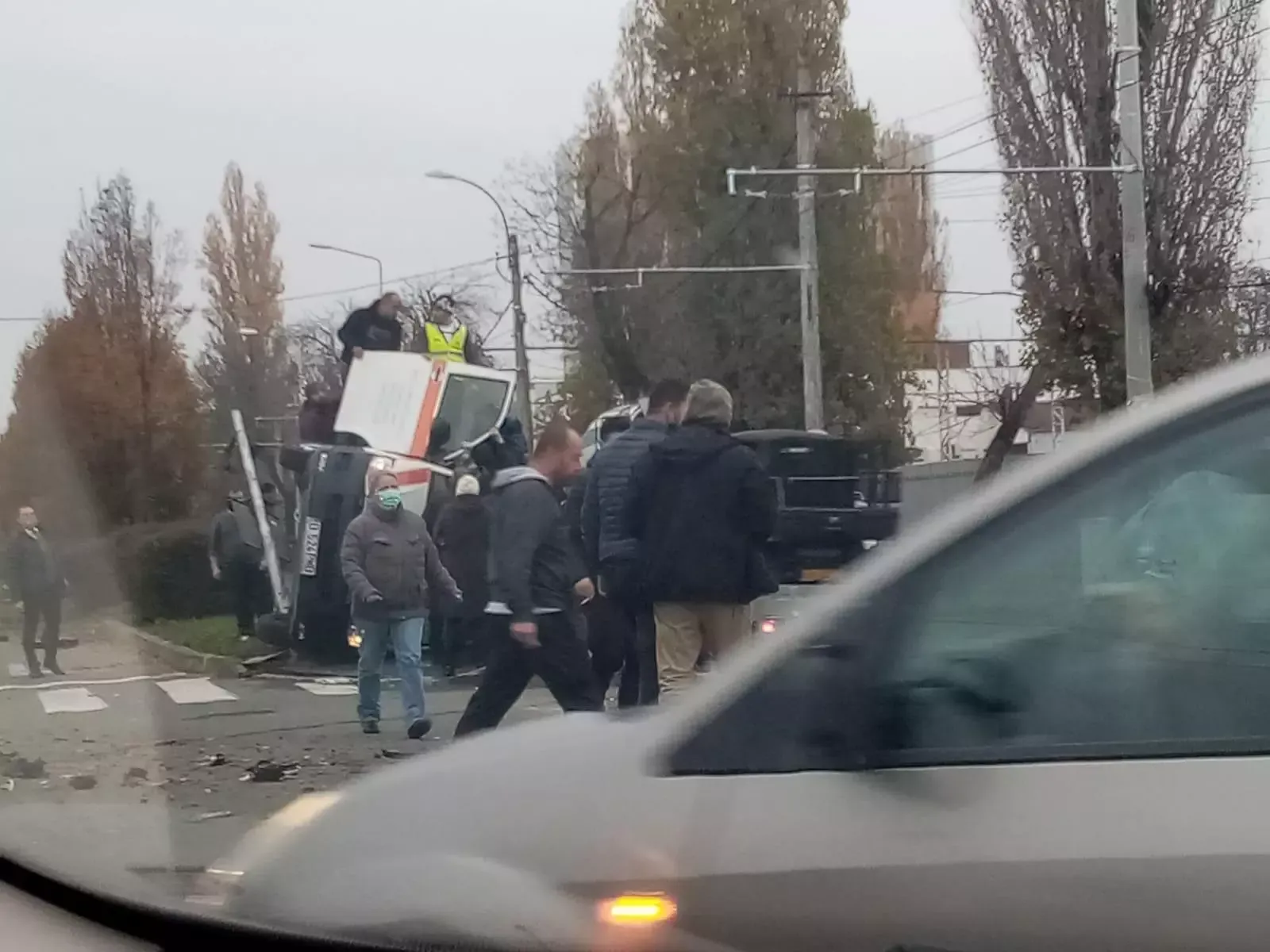 FOTO Accident grav în Capitală - O ambulanță s-a răsturnat