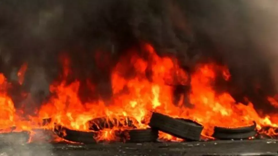 Paznicul-problemă. A incendiat anvelope, iar acum s-a ales cu o amendă de 25.000 de lei pentru poluarea aerului