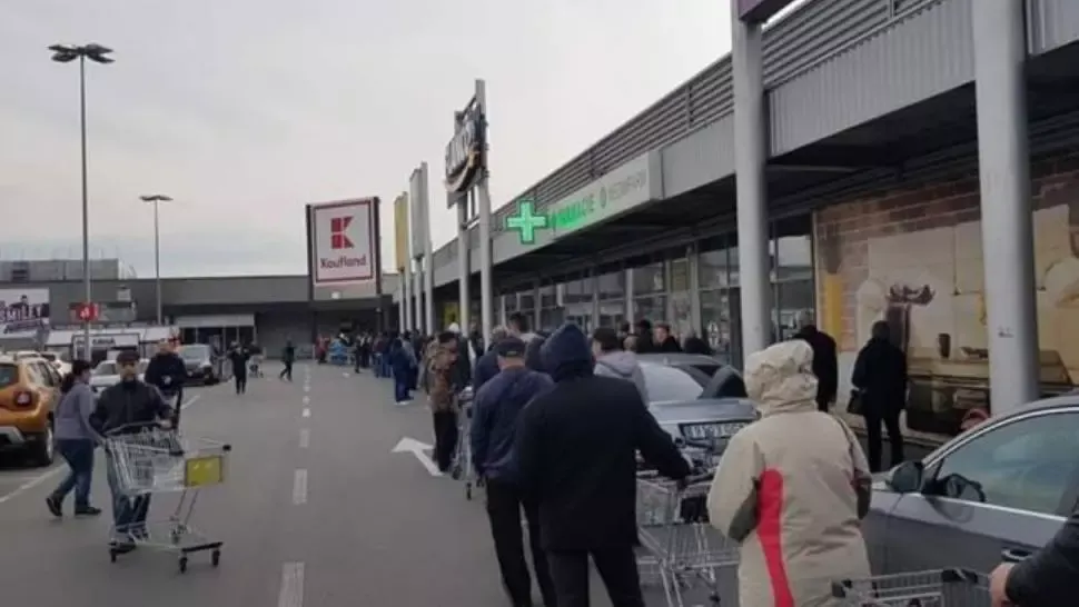Coșurile de mână, interzise - Numărul de clienți, limitat - Decizii radicale pe teritoriul unui întreg județ