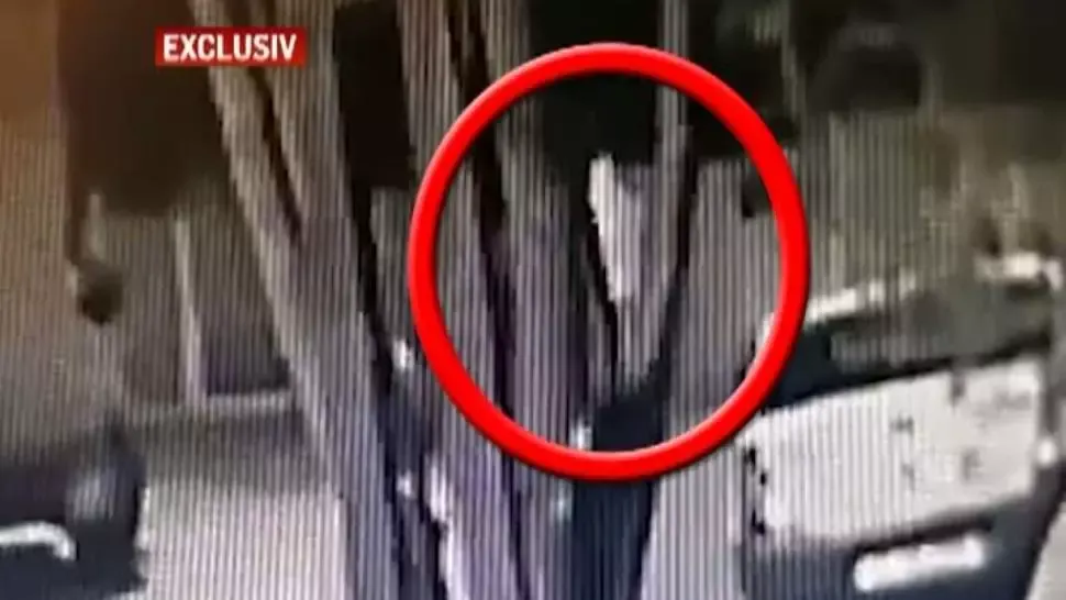 Moarte suspectă, în Buftea: posibil criminal în libertate - IMAGINI surprinse în ziua atacului în curtea victimei