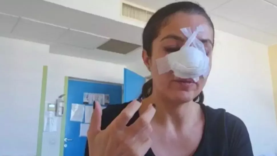 Femeia care a lovit o vedetă Pro TV, adusă la poliție (sursă: captura video Pro TV)