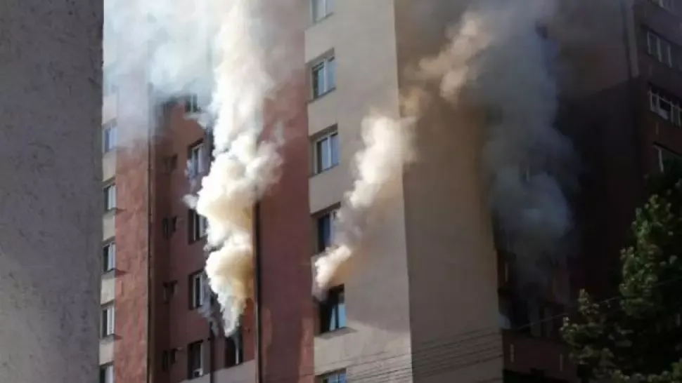 Incendiu puternic într-un bloc din Neamț, după ce câțiva copii s-au jucat cu focul! Peste 20 de persoane s-au autoevacuat