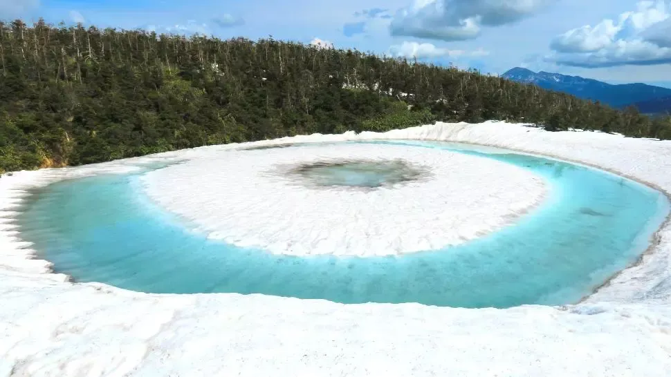VIDEO | Fenomenul unic prin care un lac din Japonia se transformă în „ochi de dragon”