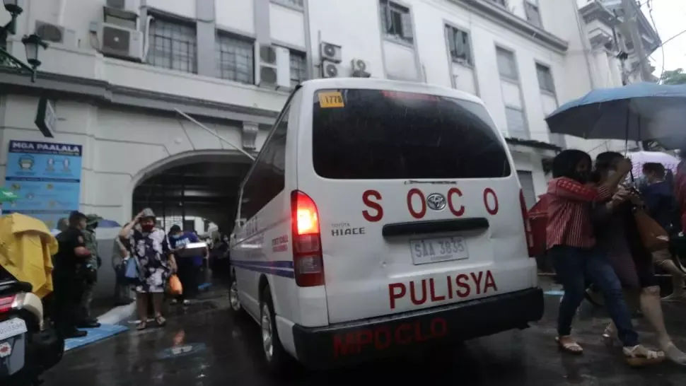 O judecătoare filipineză a fost împuşcată mortal în biroul ei miercuri de un grefier care suferea de depresie după ce contractase COVID-19