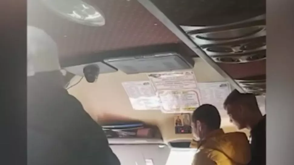 VIDEO Microbuz ticsit pe persoane fără mască, nimănui nu pare să-i pese de măsurile de protecție