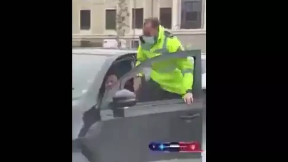 Imagini incredibile în centrul Clujului! Un polițist local a sărit în mașina unui șofer care încerca să scape de amendă - VIDEO