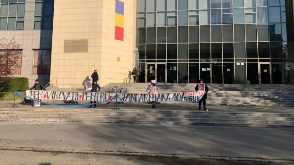 Proteste pe treptele Tribunalului București pentru redeschiderea dosarului 10 august