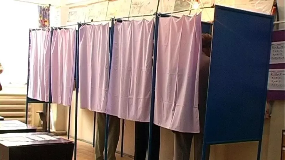 Decizie controversată a Biroului Electoral Dâmbovița: sloganul „O Românie fără hoție” este defăimător