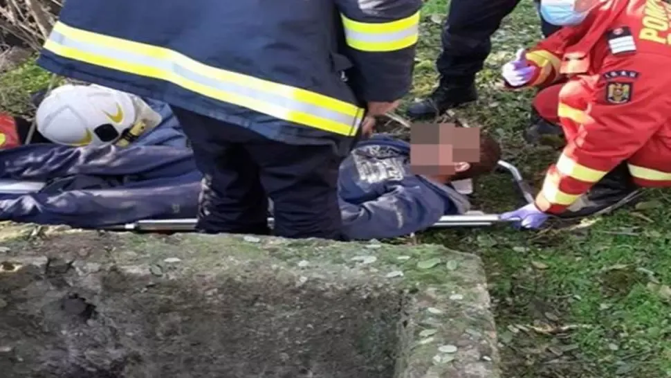 Bihorean, salvat dintr-un puț adânc de 15 m! Bărbatul a fost dus la spital