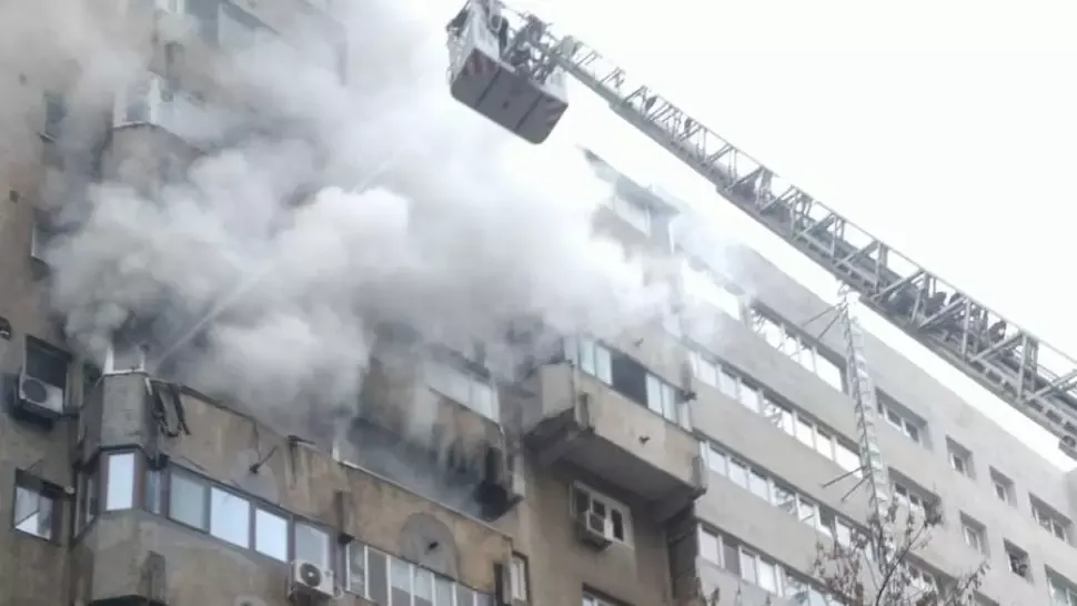 INCENDIU VIOLENT, într-un bloc din cartierul Colentina, din Capitală. Locatarii se autoevacuează pe schele!