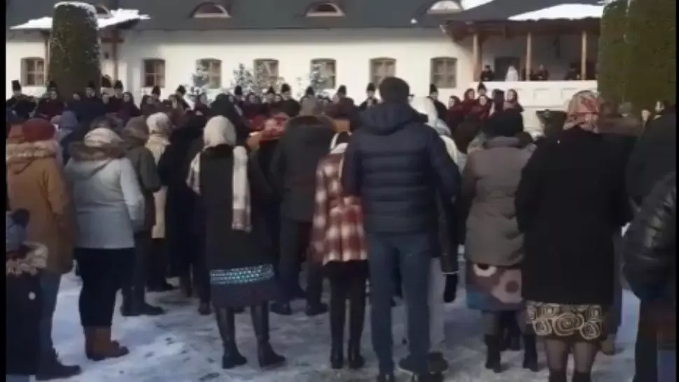 Concert de colinde cu sute de oameni la o renumită mănăstire din Moldova