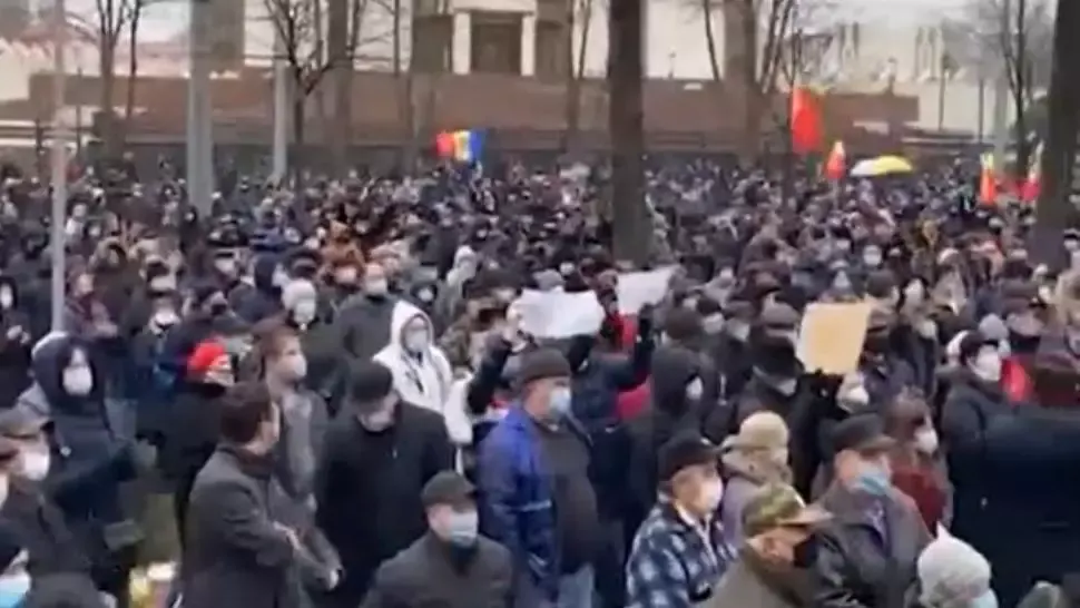 Proteste masive în fața Parlamentului de la Chișinău. Protestatarii cer alegeri anticipate