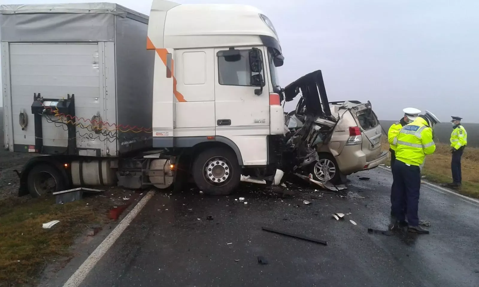 VIDEO - Accident grav, în jud. Brăila. Impact violent între 3 mașini, între care un autobuz: doi morți, doi răniți - Traficul este oprit