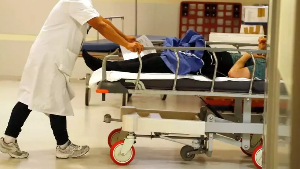 Brancardierul care a detubat din greșeală o pacientă Covid-19 în stare critică, reținut pentru 24 de ore. Femeia a murit
