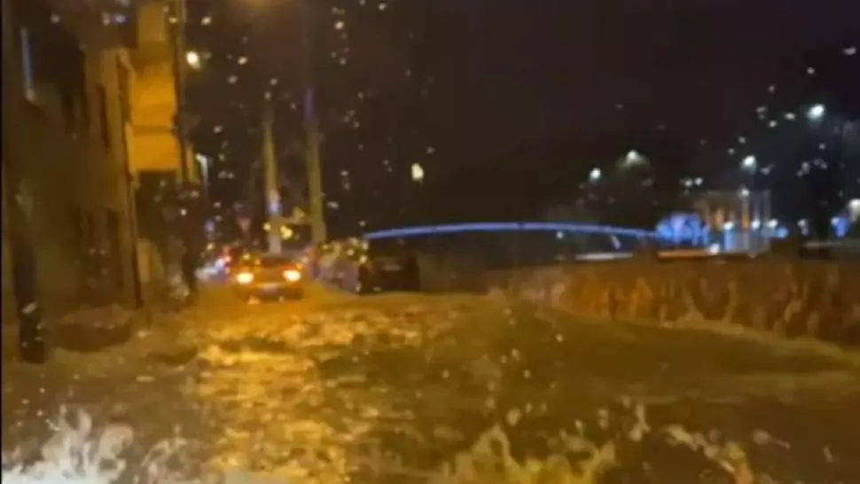 VIDEO Străzi și gospădării inundate la Cluj Napoca, după o avarie majoră la o conductă (sursă foto: FB/Info trafic Cluj)