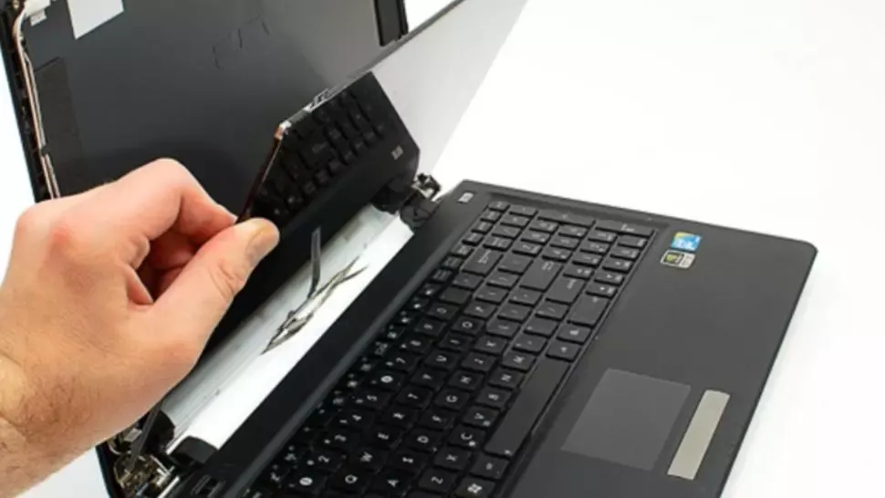 Un tânăr pasionat de electronică repară laptopuri și le oferă copiilor sărmani