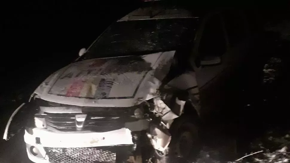Un polițist vrâncean a făcut praf Loganul de serviciu. Polițistul nu se afla la prima abatere