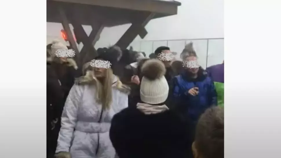 VIDEO Petrecere pe Postăvarul, zeci de oameni NU respectă nicio regulă de protecție și distanțare