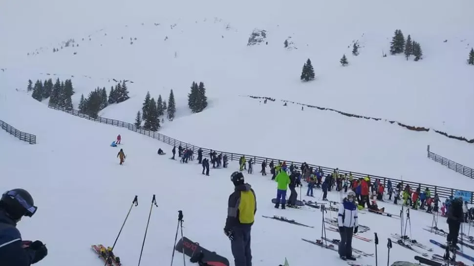AMENZI uriașe pentru turiștii care nu respectă regulile și rămân pe pârtie după închiderea programului Foto: Facebook.com
