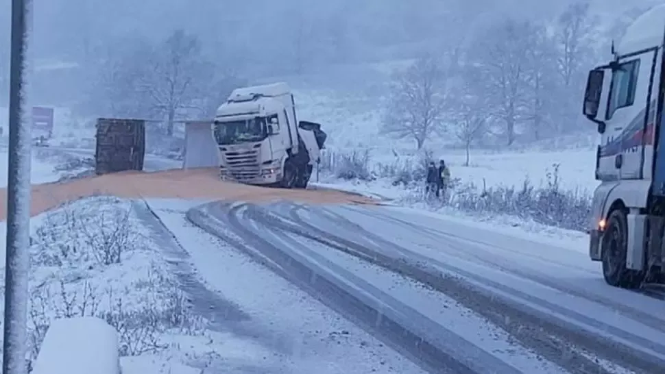Trafic îngreunat pe DN13, în județul Brașov, din cauza unui TIR răsturnat!