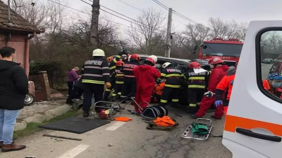 O femeie şi un copil au ajuns la spital în urma unui accident în Dej! Au lovit un copac şi s-au răsturnat cu maşina