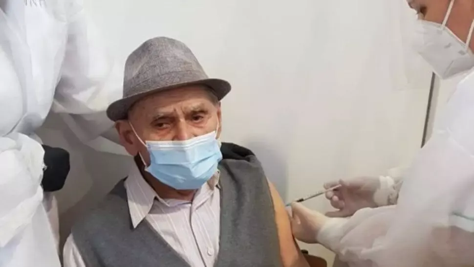 Cel mai bătrân român care s-a vaccinat are 105 ani: Ne mândrim cu dumneavoastră, domnule profesor / Foto: Ovidiu Drăgan
