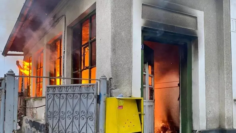 La un pas de tragedie: Șapte persoane, printre care și patru copii, evacuate de jandarmi dintr-o casă cuprinsă de flăcări, în Bistrița Năsăud