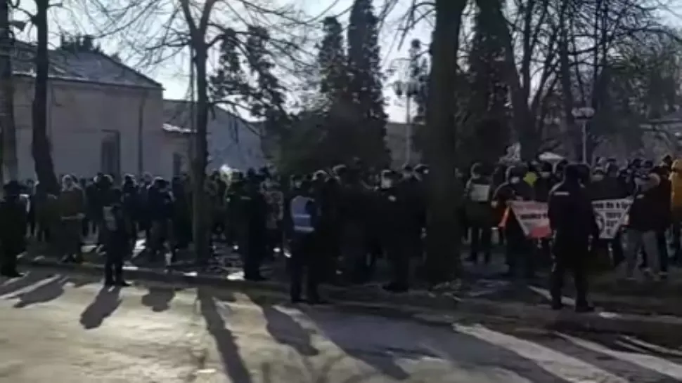 Protest în ger, în fața primăriei din Galați. Ce îi nemulțumește pe oameni