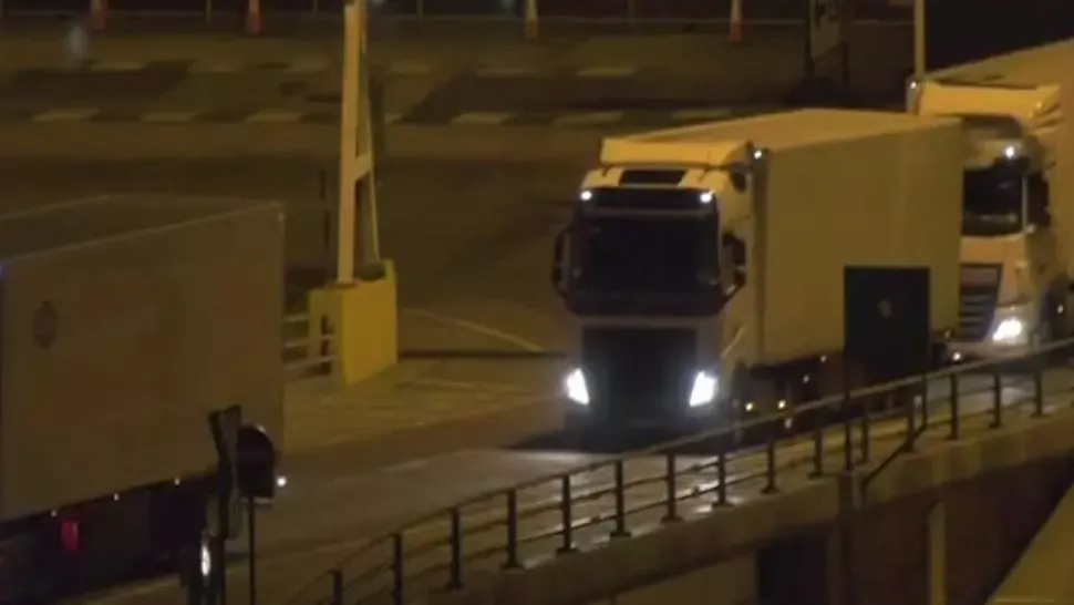 Șoferii de TIR britanici NU au voie cu mâncare în UE. Scene INCREDIBILE filmate la frontiera cu Olanda
