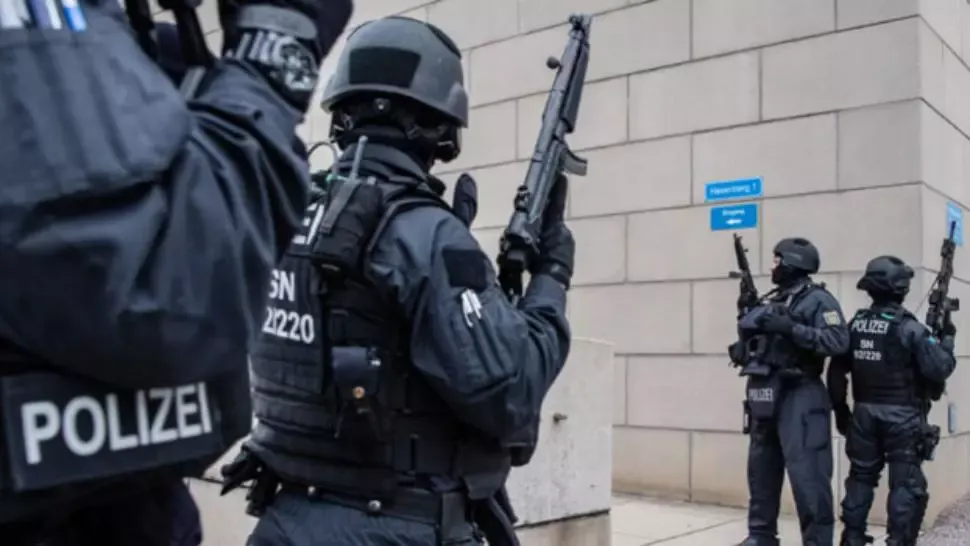 ATAC cu cuţitul comis în Frankfurt: Mai multe persoane au fost rănite! Poliţia l-a arestat pe atacator