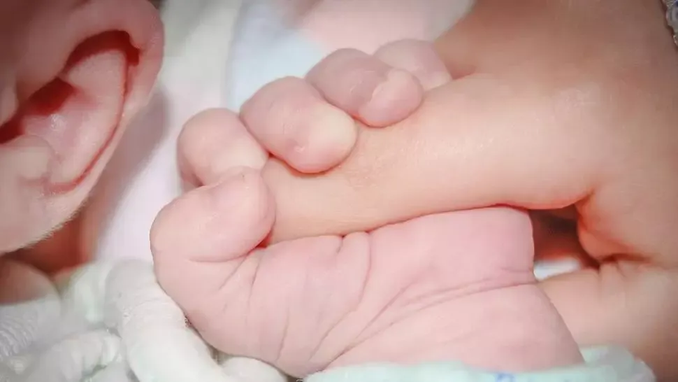 Bebeluș de șase săptămâni în stare GRAVĂ după botez. Arhiepiscopia Sucevei și Rădăuților a început o anchetă