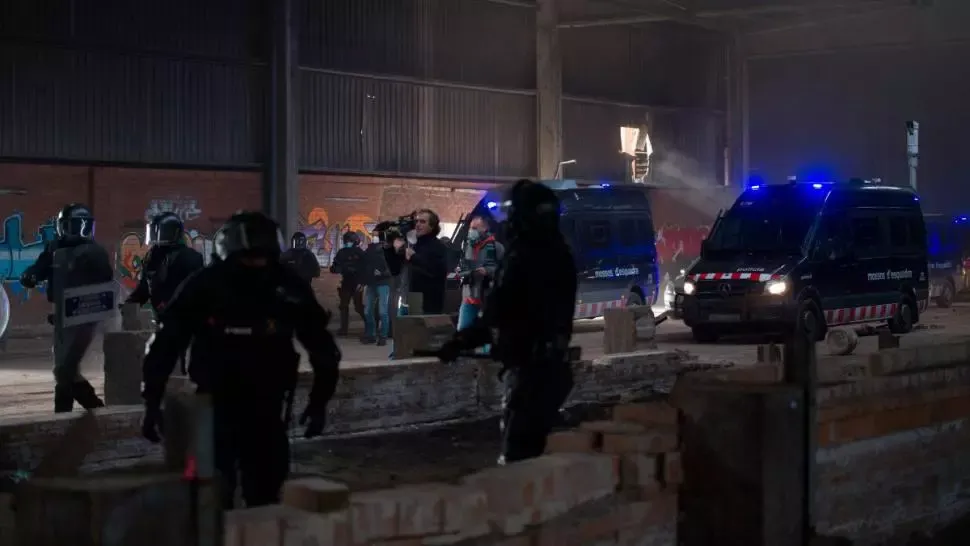 VIDEO Petrecere clandestină oprită de poliție, în apropiere de Barcelona. Aproape 300 de tineri participau la un concert rave de aproape 40 de ore