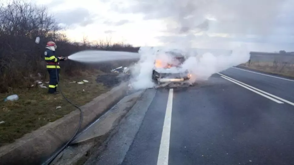 Maşină cuprinsă de flăcări pe E81. Şoferul a reuşit să se salveze