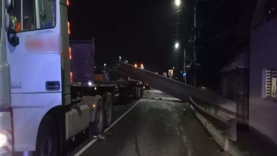 DN 17 blocat dupa căderea unor grinzi de metal pe carosabil Foto: ISU Bistrița