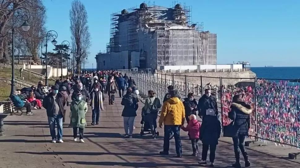 FOTO VIDEO | Constănțenii, la plimbare pe malul marii după ridicarea carantinei