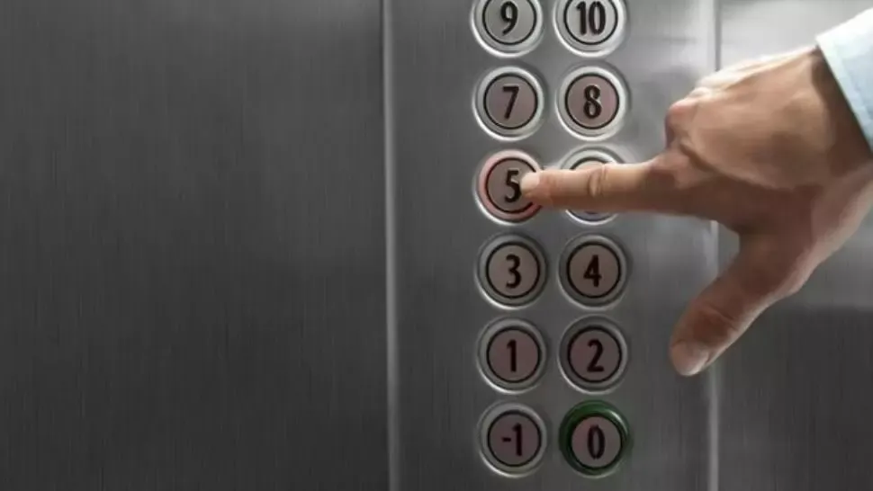 Bătrân din Buzău, atacat în lift. Poliția, în stare de alertă