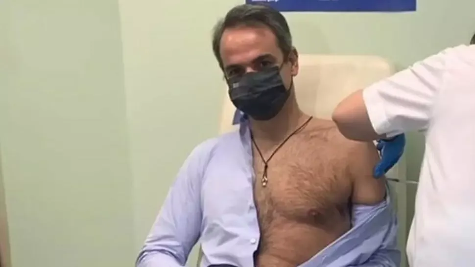VIDEO Premierul Greciei, dezinvolt la imunizare: pe jumătate dezbrăcat la TV pentru a doua doză de vaccin împotriva COVID-19