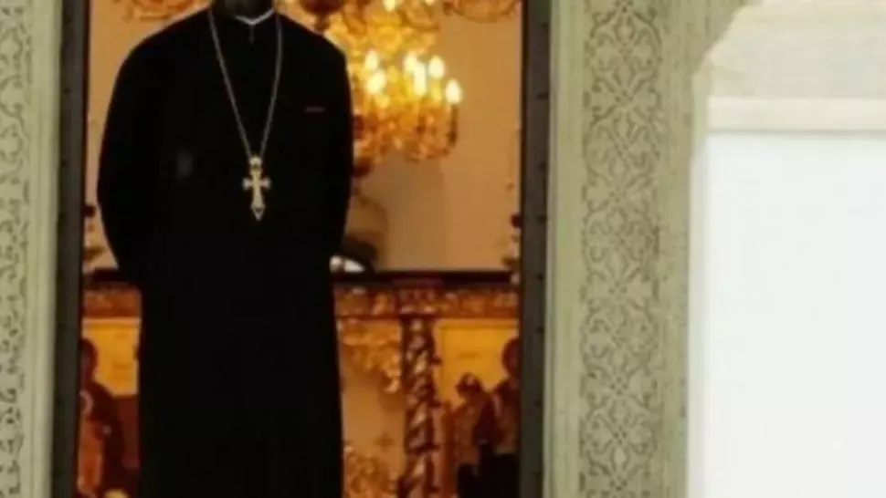 Preot șantajat cu poze compromițătoare: suma uriașă pe care a plătit-o unor indivizi care l-au amenințat cu publicarea imaginilor
