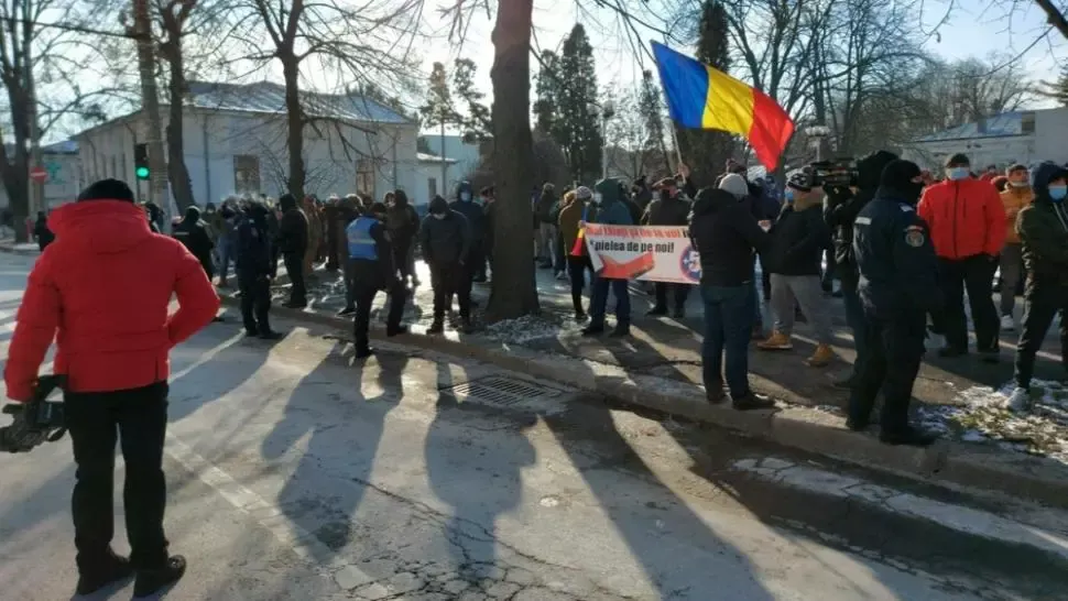Video: Gălățenii au protestat în fața Prefecturii nemulțumiți de creșterea impozitului auto cu 55%