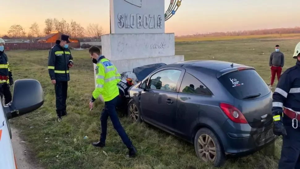 FOTO | A intrat cu mașina în indicatorul de intrare în localitate….“Bun venit în Slobozia!”