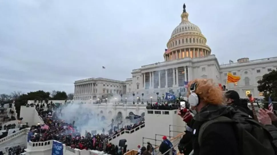 A MURIT un polițist care a intervenit în timpul violențelor de la Capitoliu. Aparent, e vorba de sinucidere