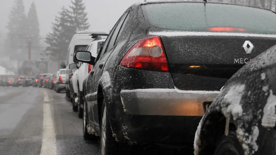 Românii iau cu asalt muntele: Trafic INFERNAL, plus un accident, pe Valea Prahovei. Ce rute alternative recomandă poliția