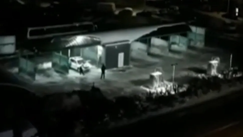 Polițist dă indicații prin megafon, spălătorie Suceava