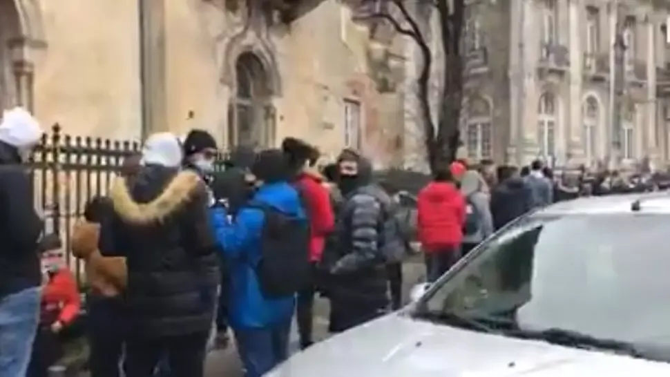Coadă la burgeri gratis, la un fast food din Centrul Capitalei