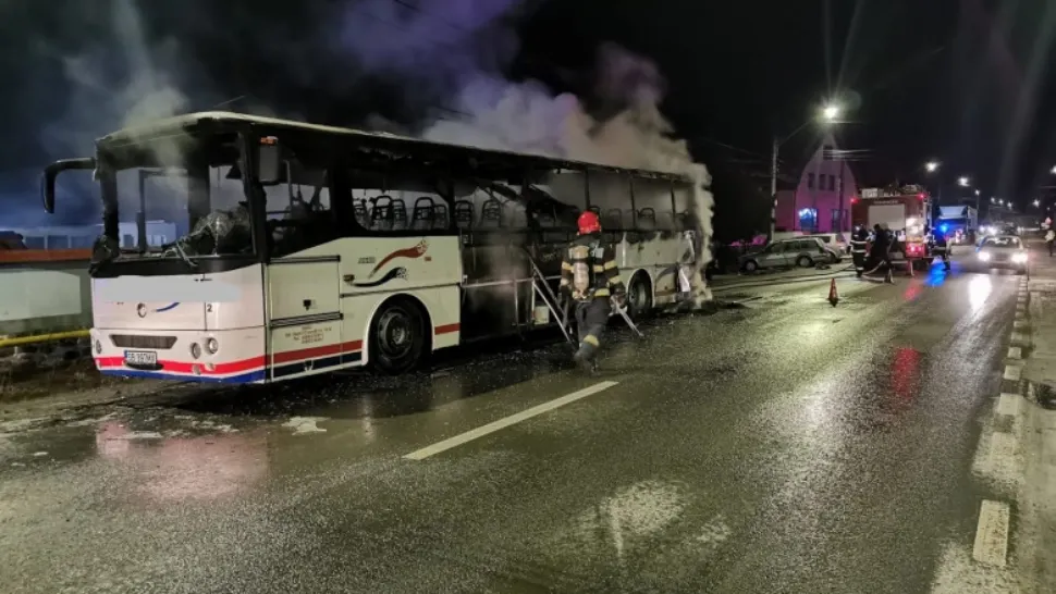 Un autocar plin cu oameni a luat FOC. Foto: Arhivă